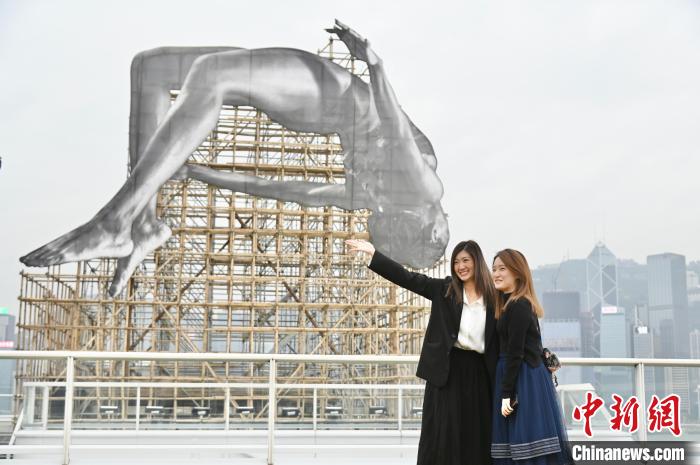 Instalação gigante do artista francês JR surge em Hong Kong