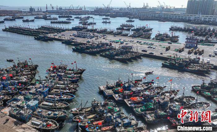 Barcos de pesca regressam aos portos devido a ventos fortes no leste da China