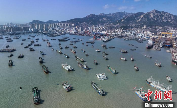 Barcos de pesca regressam aos portos devido a ventos fortes no leste da China