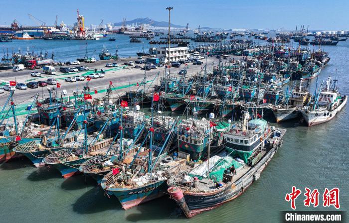 Barcos de pesca regressam aos portos devido a ventos fortes no leste da China