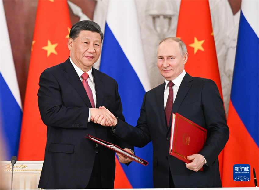 Xi Jinping e Putin destacam conversações como solução da crise ucraniana