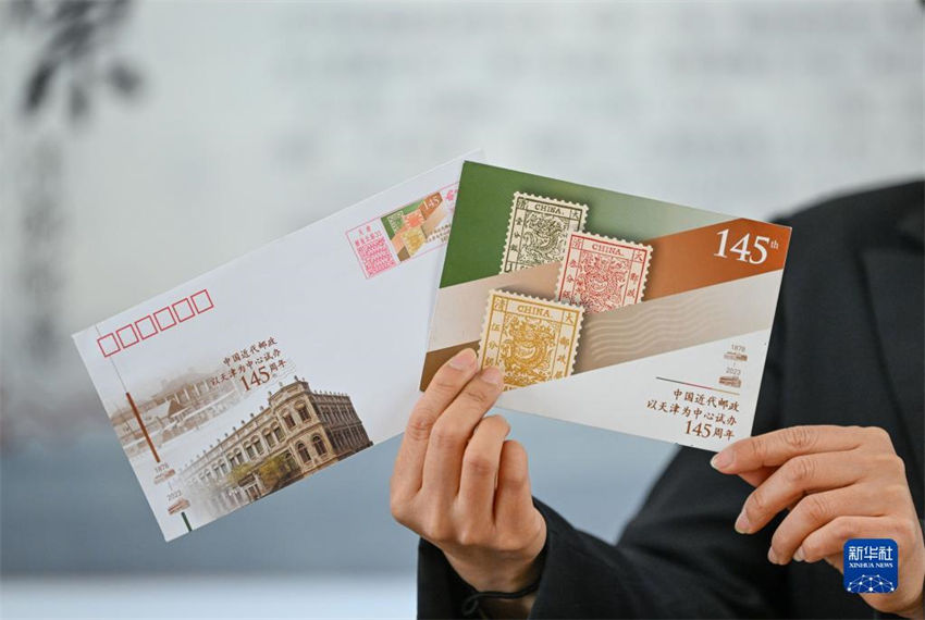 Capa comemorativa e cartão postal do 145º aniversário dos correios modernos da chinês foram emitidos em Tianjin