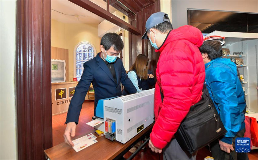 Capa comemorativa e cartão postal do 145º aniversário dos correios modernos da chinês foram emitidos em Tianjin