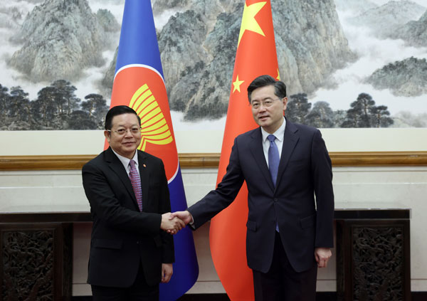 Ministro das Relações Exteriores da China se reúne com secretário-geral da ASEAN