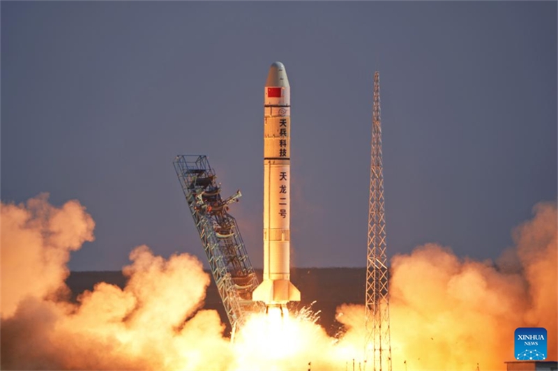 China lança novo foguete transportador