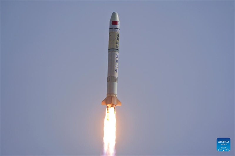 China lança novo foguete transportador