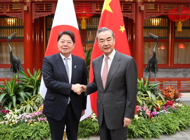 Diplomata chinês de alto escalão se encontra com chanceler japonês