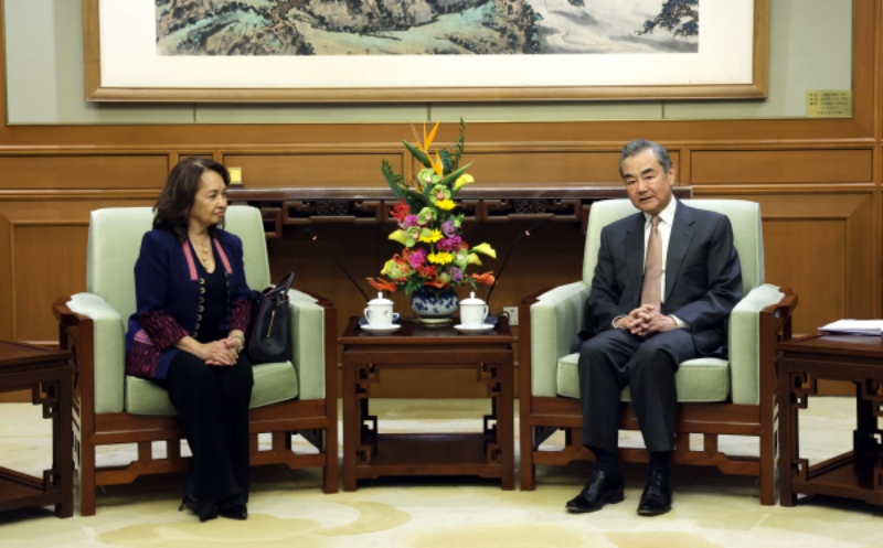 Diplomata chinês sênior se reúne com ex-presidente filipina