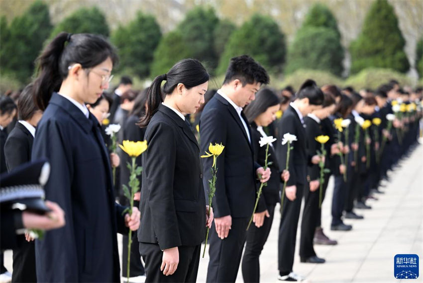 Pessoas prestam homenagens a ancestrais no Festival Qingming