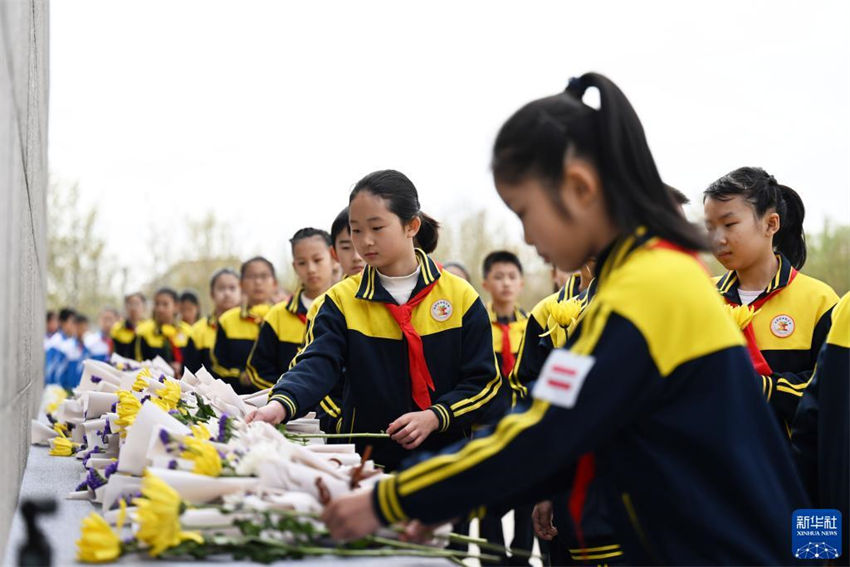 Pessoas prestam homenagens a ancestrais no Festival Qingming