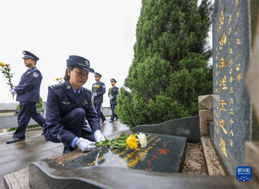 Pessoas prestam homenagens a ancestrais no Festival Qingming