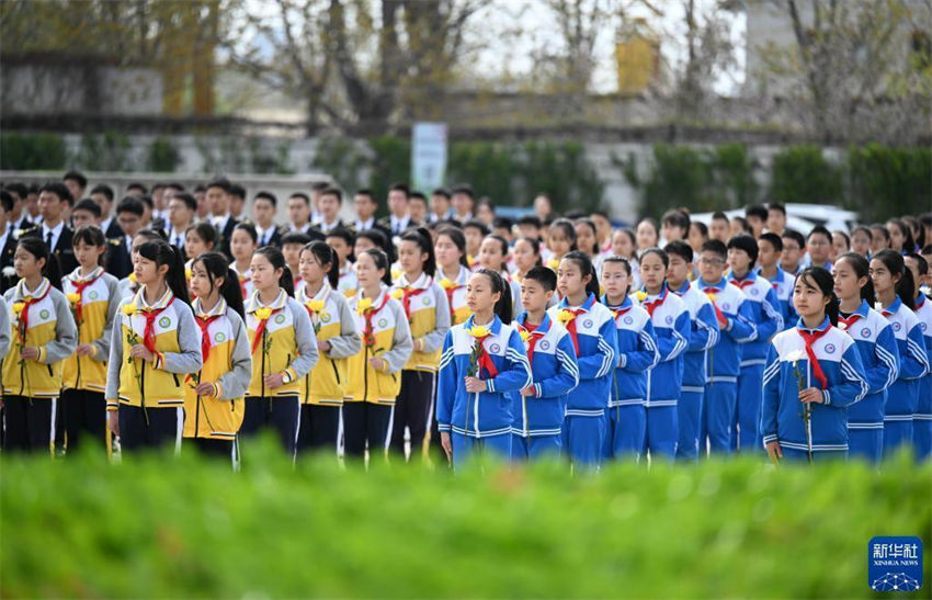 Pessoas prestam homenagens a ancestrais no Festival Qingming