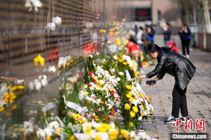 Habitantes de Tangshan homenageiam vítimas do terremoto ocorrido em 1976