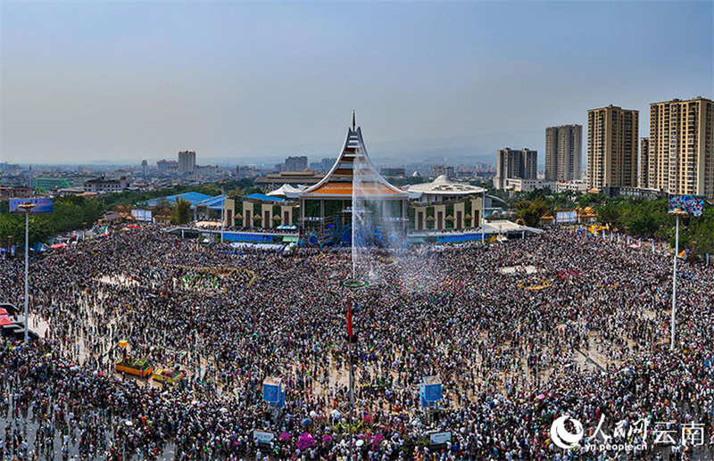Yunnan: Milhares de pessoas celebram o Festival Songkran