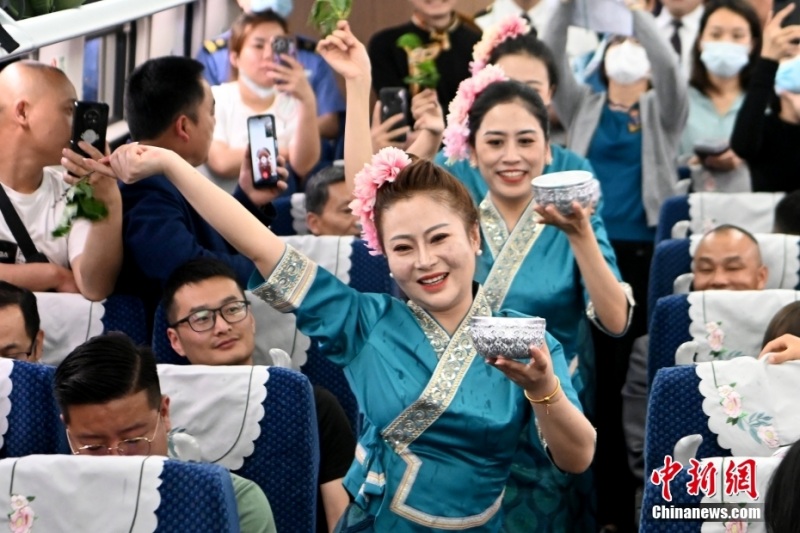 Trem internacional de passageiros da ferrovia China-Laos é inaugurado