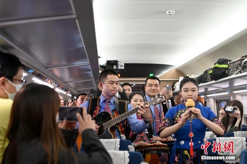 Trem internacional de passageiros da ferrovia China-Laos é inaugurado