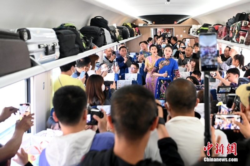 Trem internacional de passageiros da ferrovia China-Laos é inaugurado