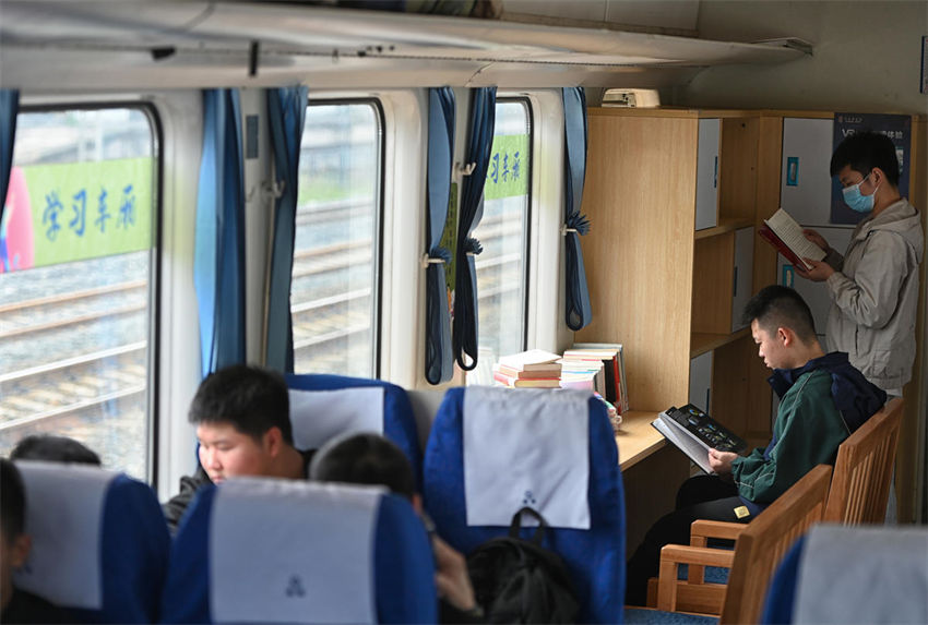 Primeiro trem-bala equipado com uma biblioteca parte de Chongqing