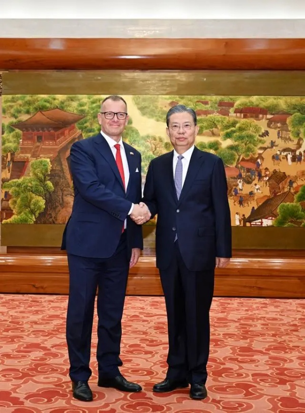 Chefe do Legislativo chinês mantém conversações com presidente do parlamento eslovaco