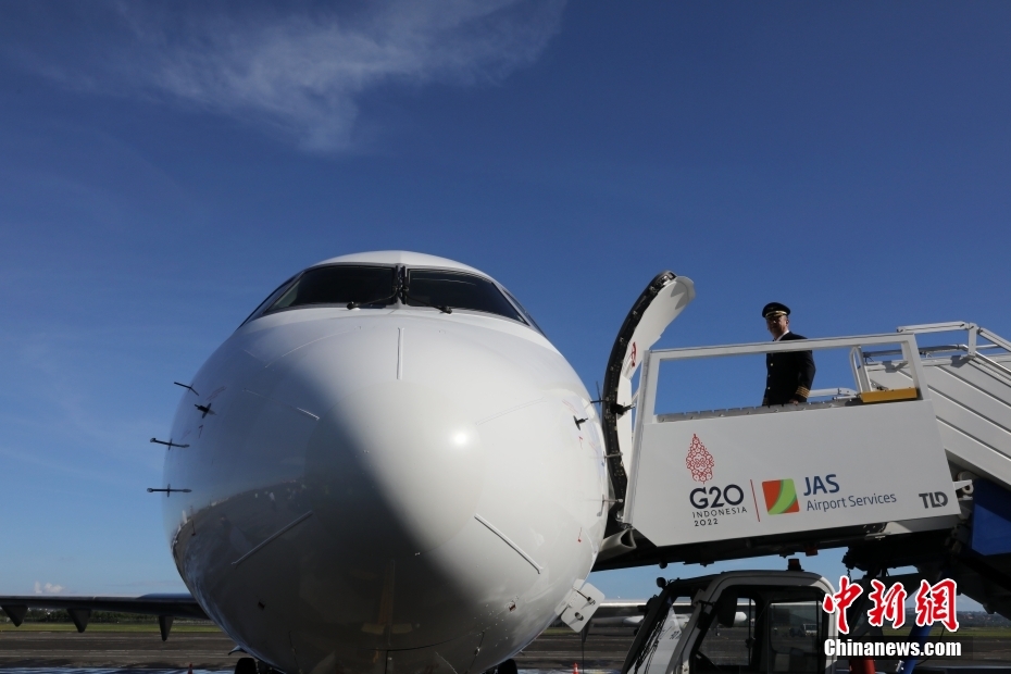 Avião ARJ21 da China realiza voo inaugural na Indonésia