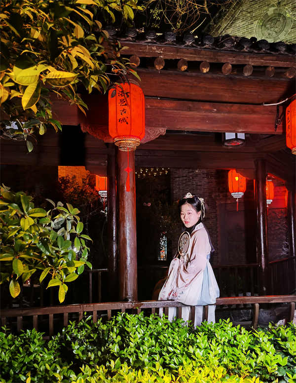 Experimente a beleza do Hanfu na antiga cidade de Luoyi