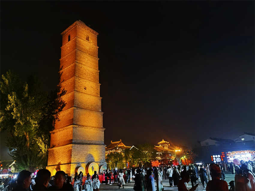 Experimente a beleza do Hanfu na antiga cidade de Luoyi