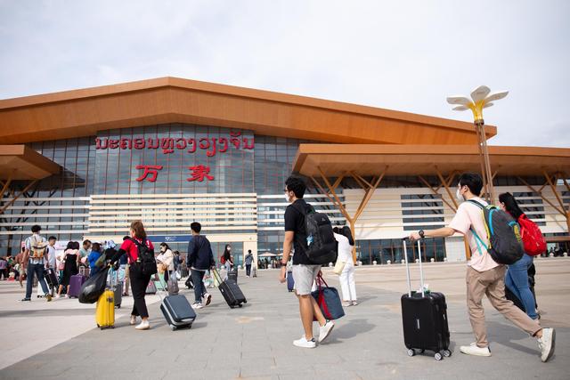 Ferrovia China-Laos registra 2.597 viagens transfronteiriças de passageiros na primeira semana