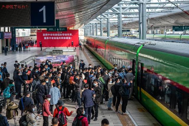 Ferrovia China-Laos registra 2.597 viagens transfronteiriças de passageiros na primeira semana