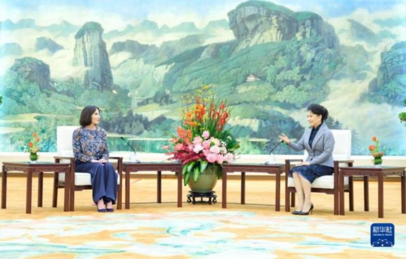Peng Liyuan se reúne com primeira-dama do Gabão