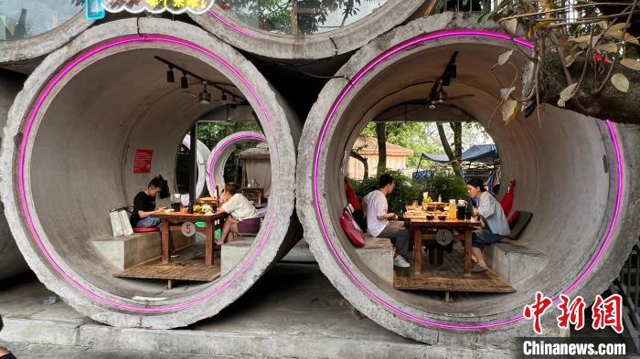 Restaurante no interior de tubos de cimento se torna viral na internet em Chongqing