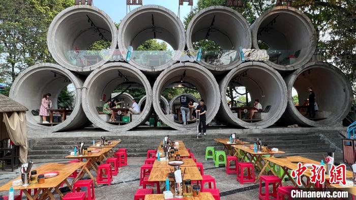 Restaurante no interior de tubos de cimento se torna viral na internet em Chongqing