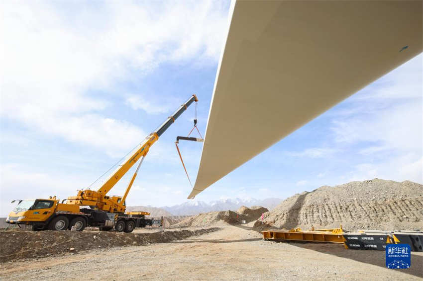 Primeira turbina eólica é instalada na província mais ocidental da China