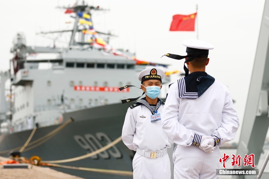 Marinha chinesa realiza visitas públicas a embarcações militares em Qingdao