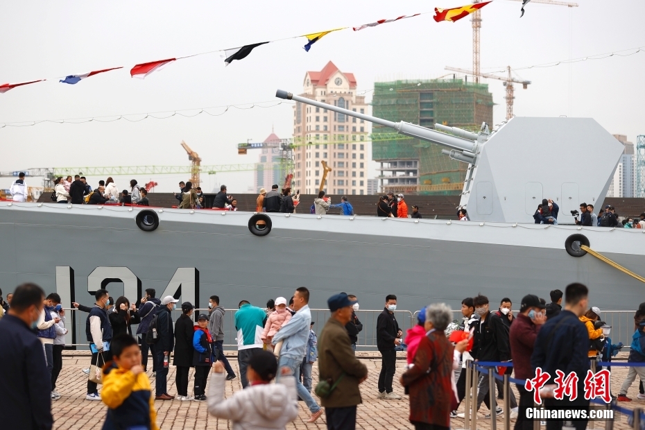 Marinha chinesa realiza visitas públicas a embarcações militares em Qingdao