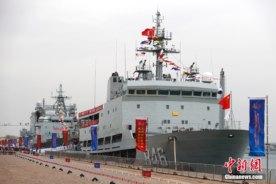 Marinha chinesa realiza visitas públicas a embarcações militares em Qingdao