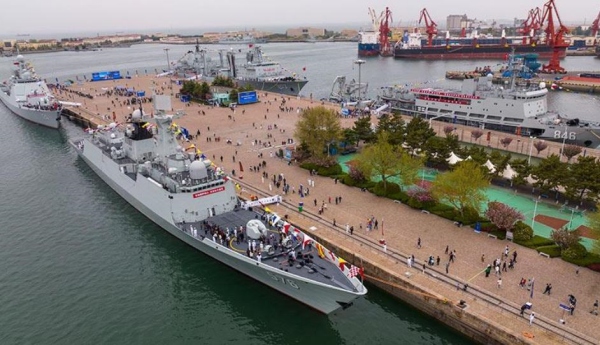 Adidos militares estrangeiros visitam Qingdao para marcar o aniversário de fundação da marinha do ELP