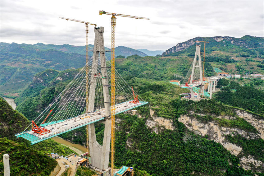 Construção da ponte Hongjun sobre rio Chishui decorre no sudoeste da China