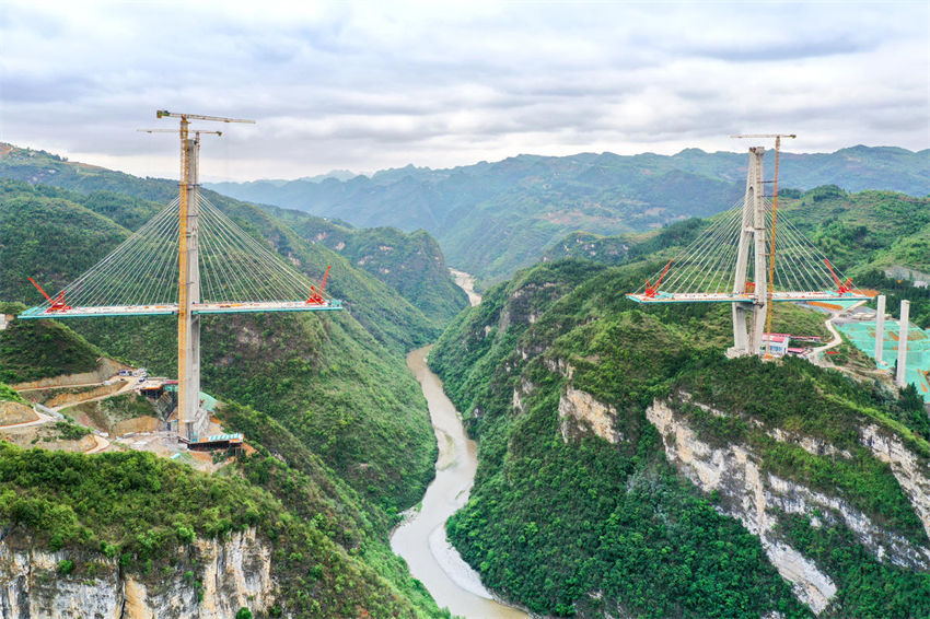 Construção da ponte Hongjun sobre rio Chishui decorre no sudoeste da China