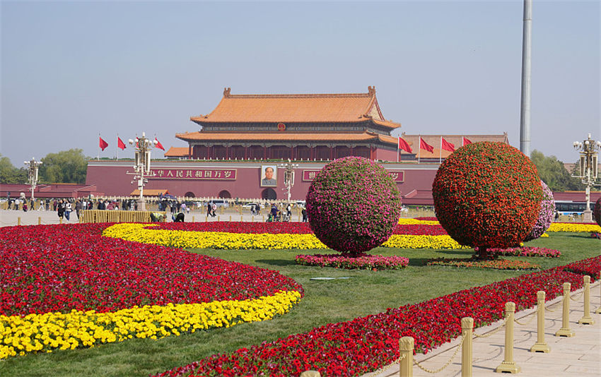 Canteiros de flores são instalados na Praça Tiananmen para o feriado de primeiro de maio