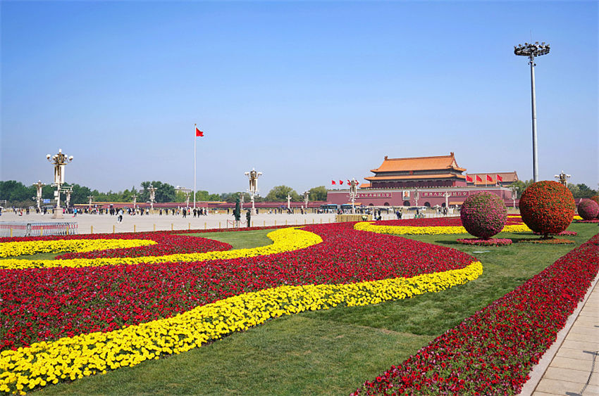 Canteiros de flores são instalados na Praça Tiananmen para o feriado de primeiro de maio