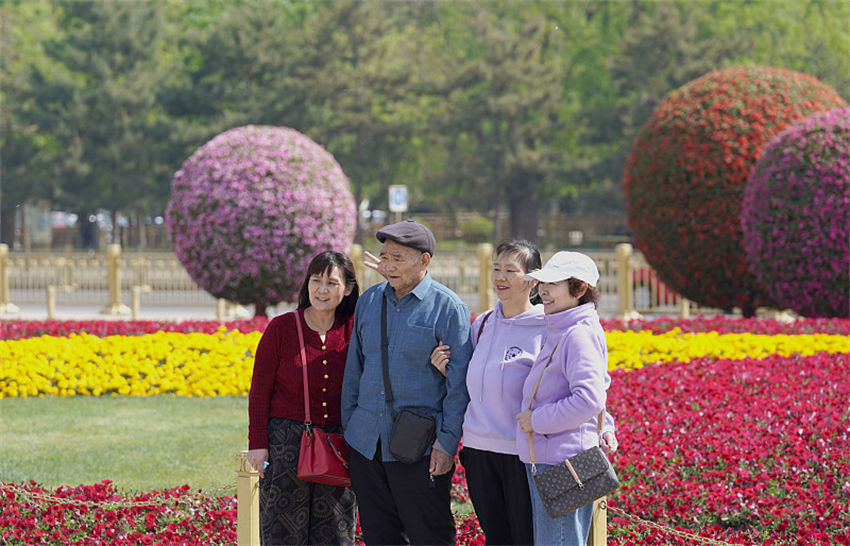 Canteiros de flores são instalados na Praça Tiananmen para o feriado de primeiro de maio