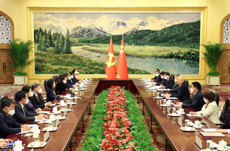 Altos funcionários do PCCh e PCV conversam em Beijing