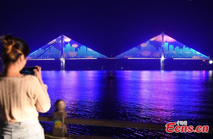 Show de luzes 3D é realizado em pontes de Chongqing