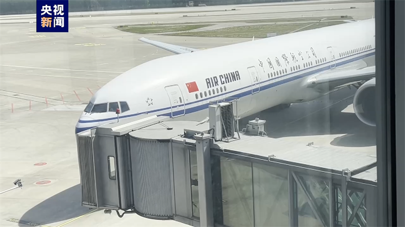 Primeiro voo com cidadãos chineses evacuados do Sudão chega a Beijing