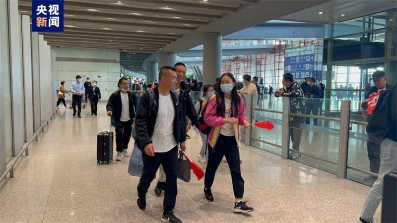 Primeiro voo com cidadãos chineses evacuados do Sudão chega a Beijing