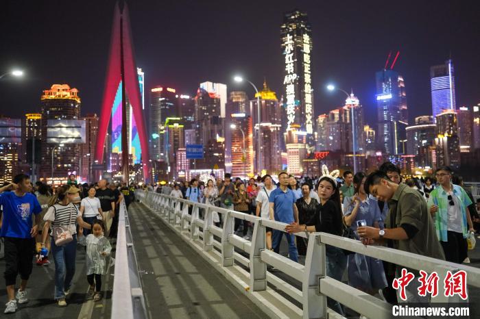 Galeria: ponte icônica repleta de visitantes no sudoeste da China