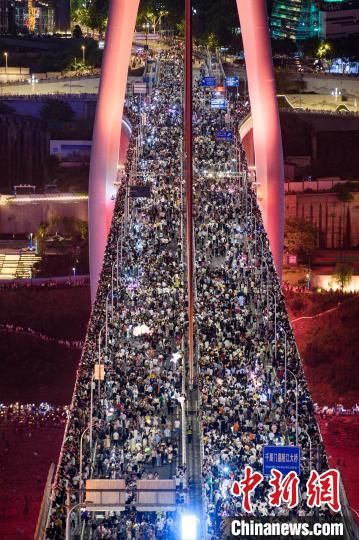 Galeria: ponte icônica repleta de visitantes no sudoeste da China