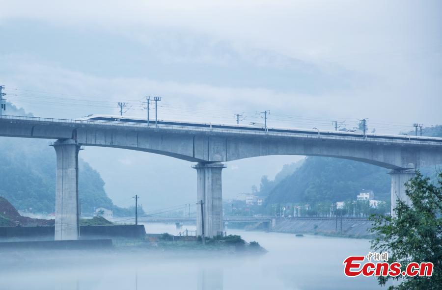 Galeria: trem de alta velocidade circula em montanhas envoltas de nuvens no centro da China
