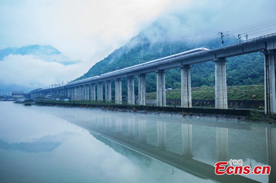 Galeria: trem de alta velocidade circula em montanhas envoltas de nuvens no centro da China