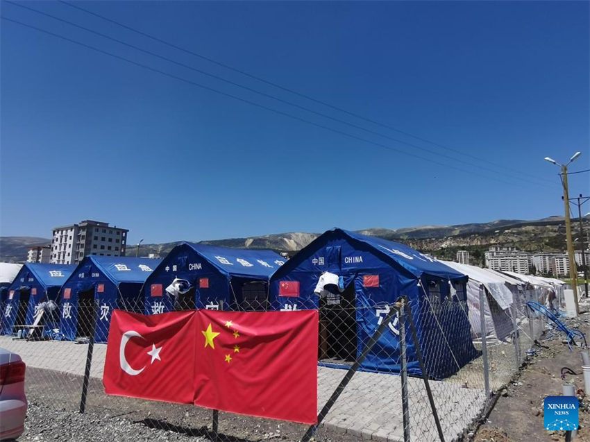Voluntários chineses elevam o moral dos sobreviventes dos terremotos na Türkiye